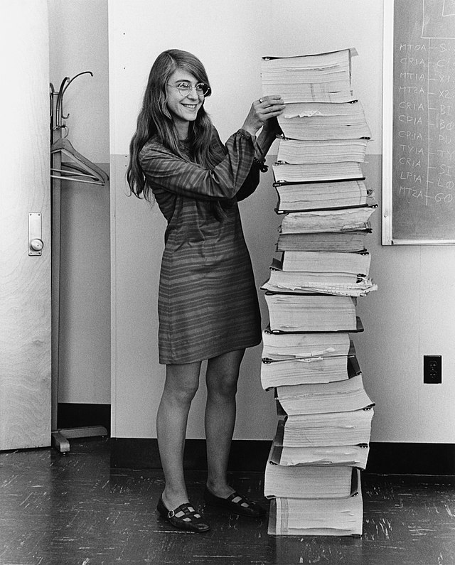 Margaret Hamilton à côté de son code